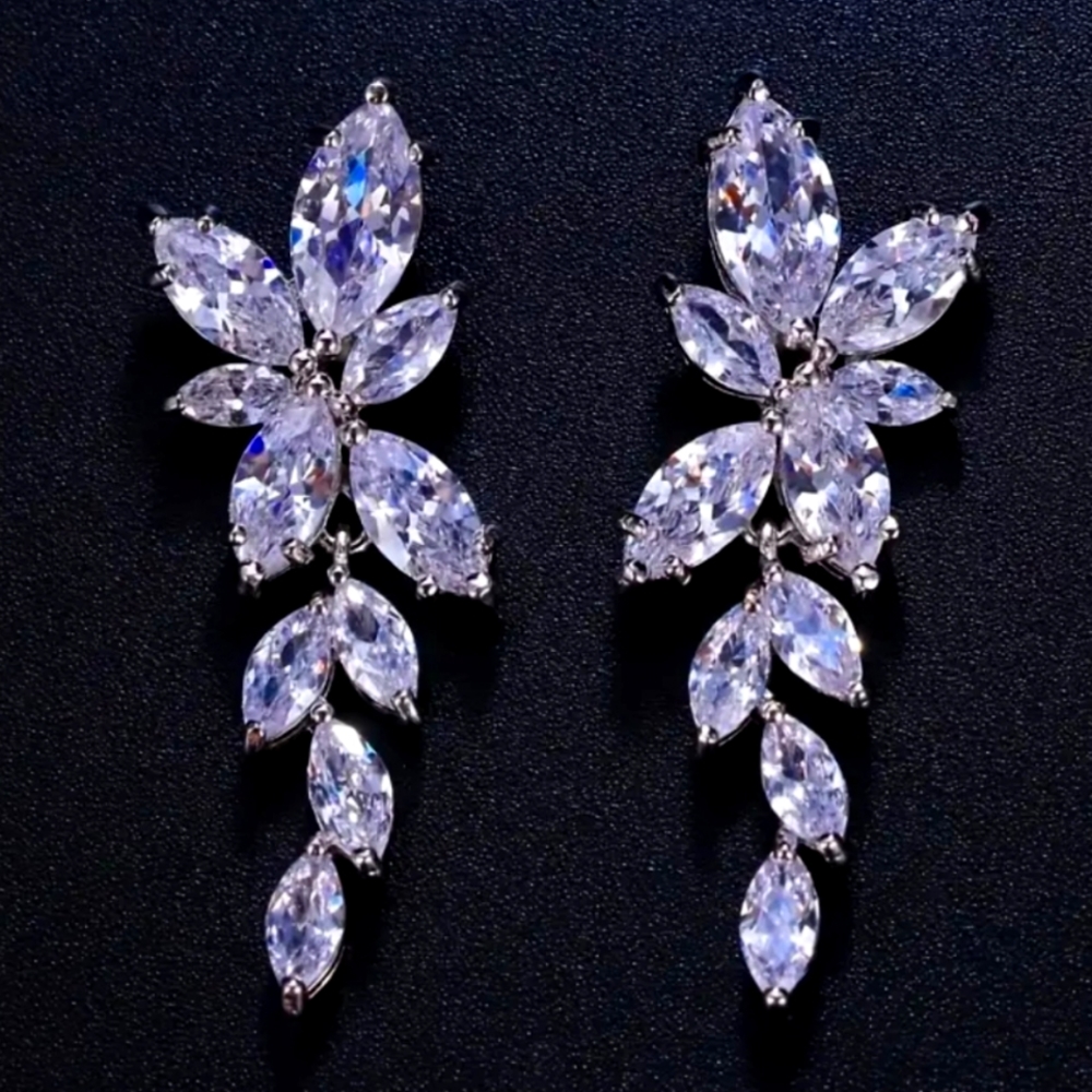 NWT Classic Shiny Olive Branch Shape White Zircon Dangle Earrings Dinner